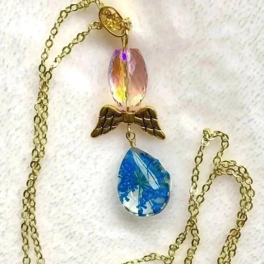 Pretty Dried Flower Wings 10k Gold Necklace NWT